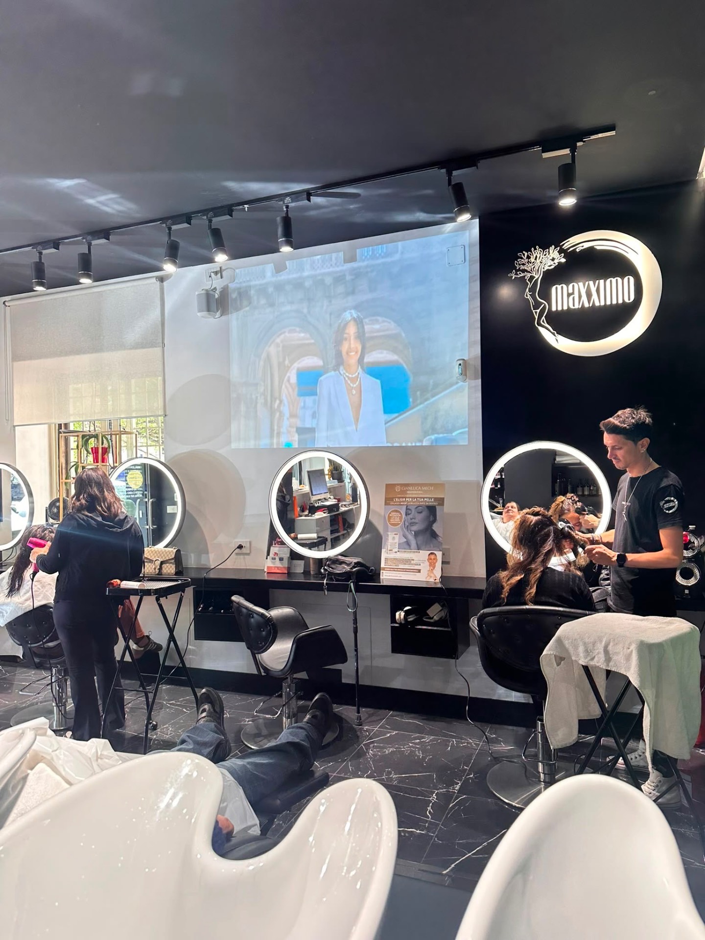 Interno del salone Maxximo Essence of Beauty
